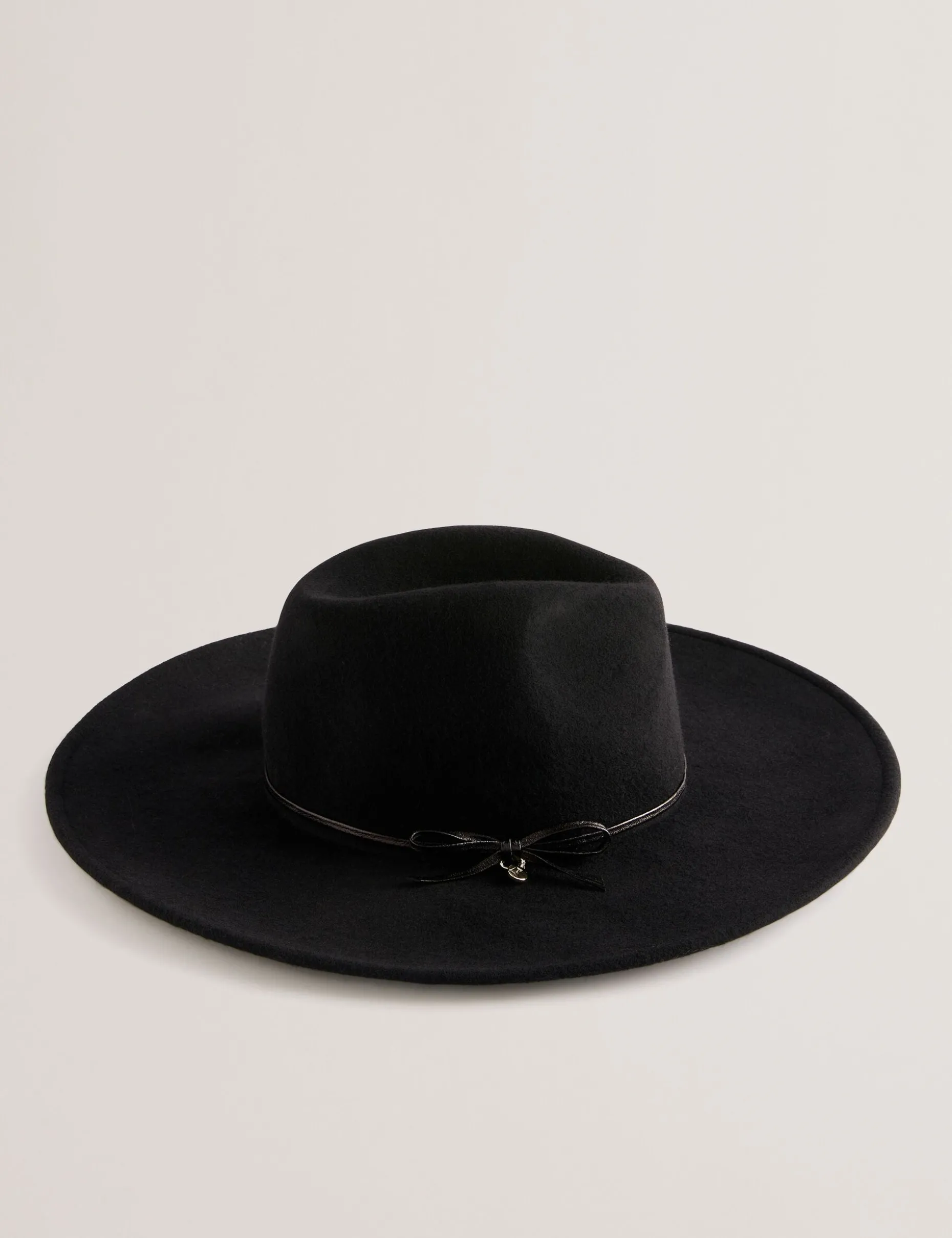 abbiiio_bow_detail_pure_w_0.webp Abbiiio Bow Detail Pure Wool Fedora Hat
