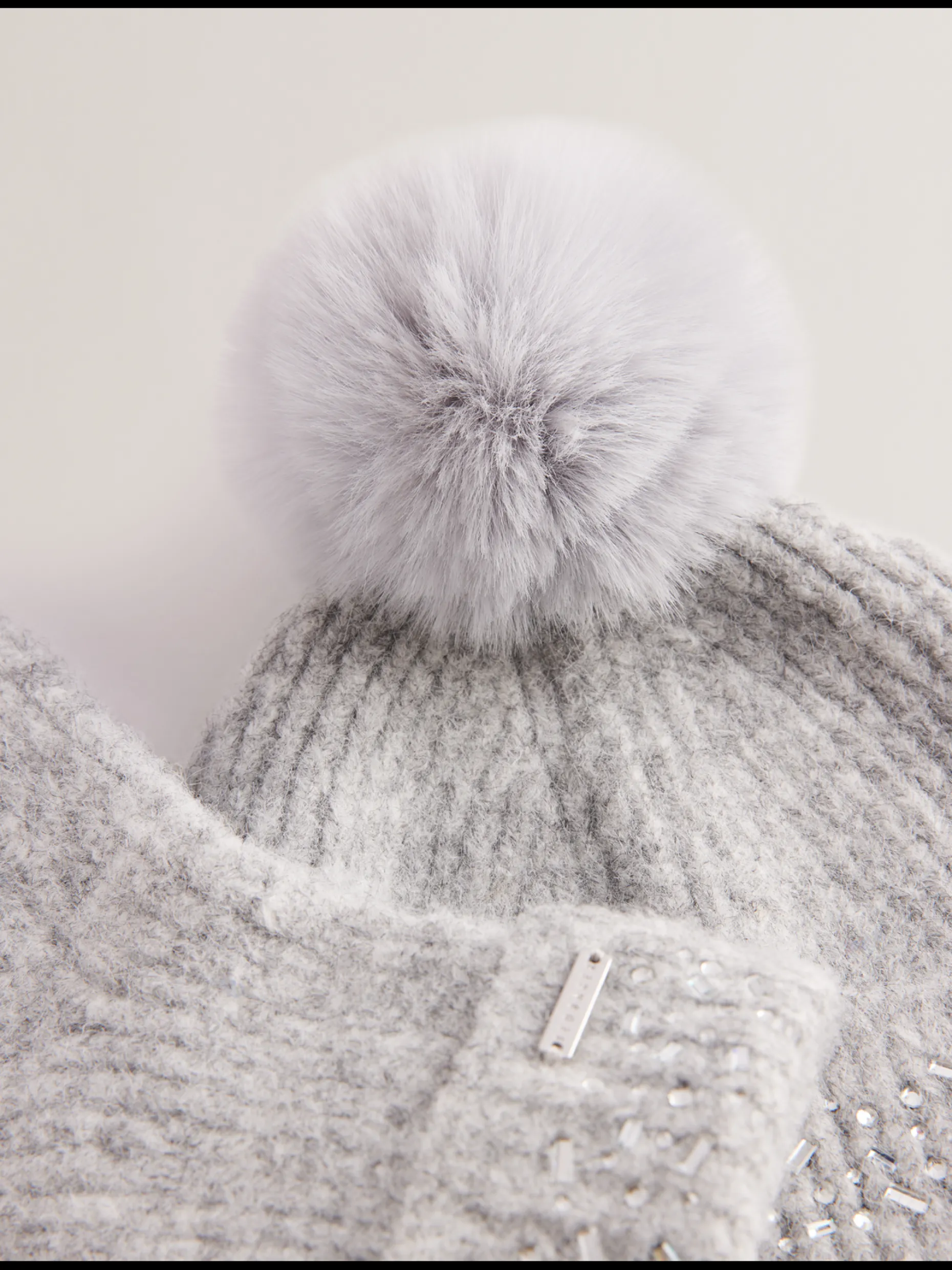 keriis_rhinestone_knitted_2.webp Keriis Rhinestone Knitted Hat And Gloves Set