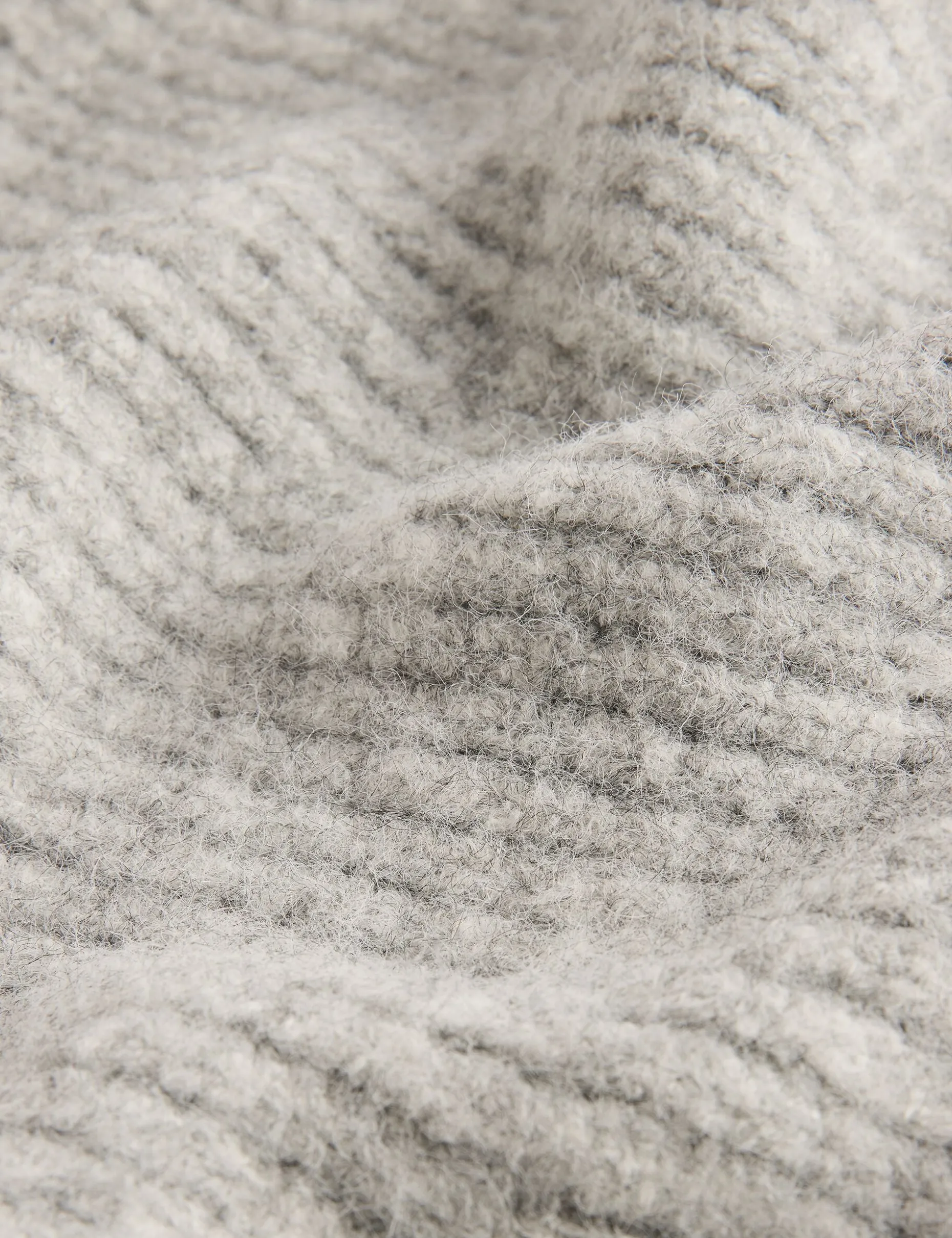 keriisa_scattered_rhinest_2.webp Keriisa Scattered Rhinestone Knitted Scarf