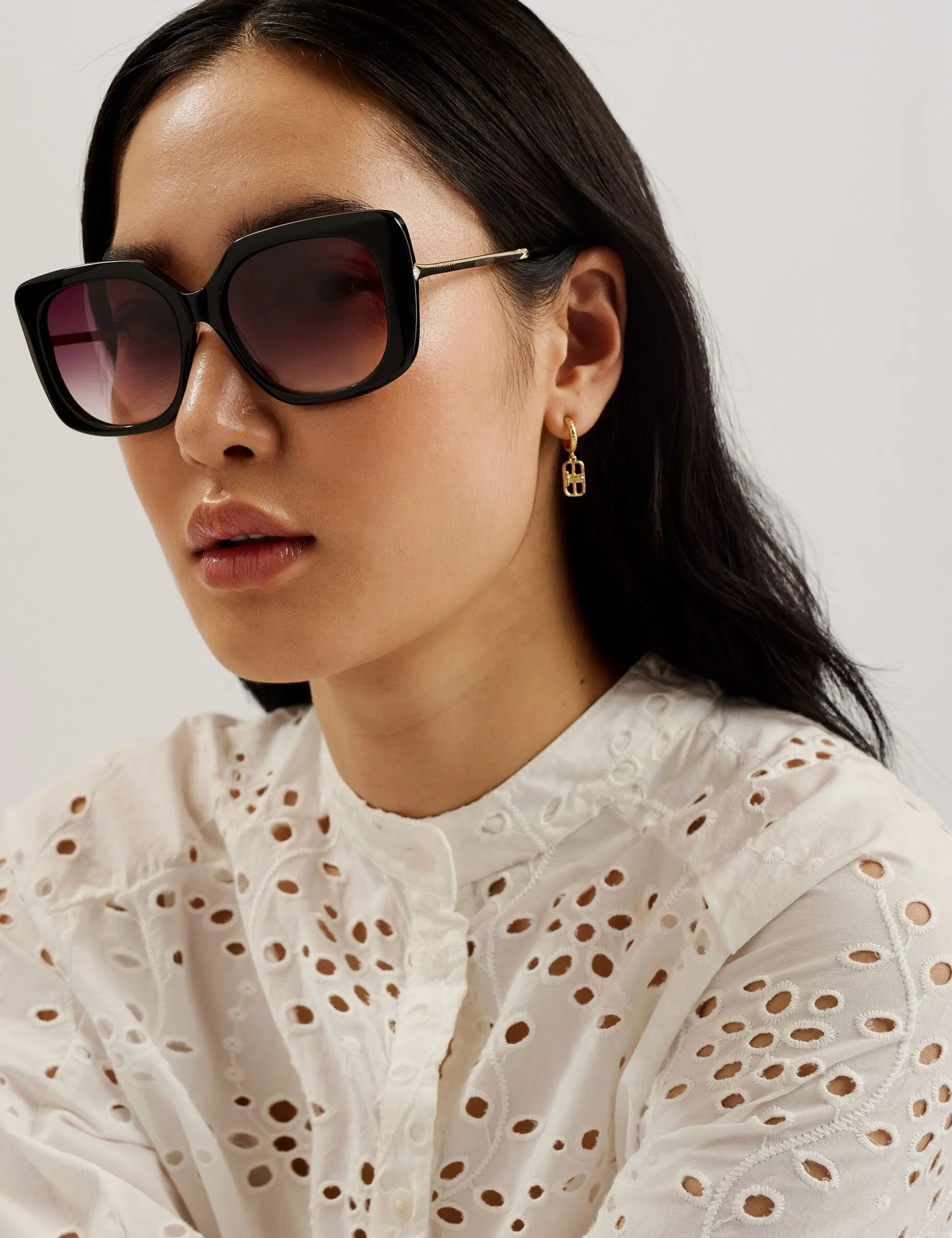 nikaia_oversized_broderie_1.webp Nikaia Oversized Broderie Dress