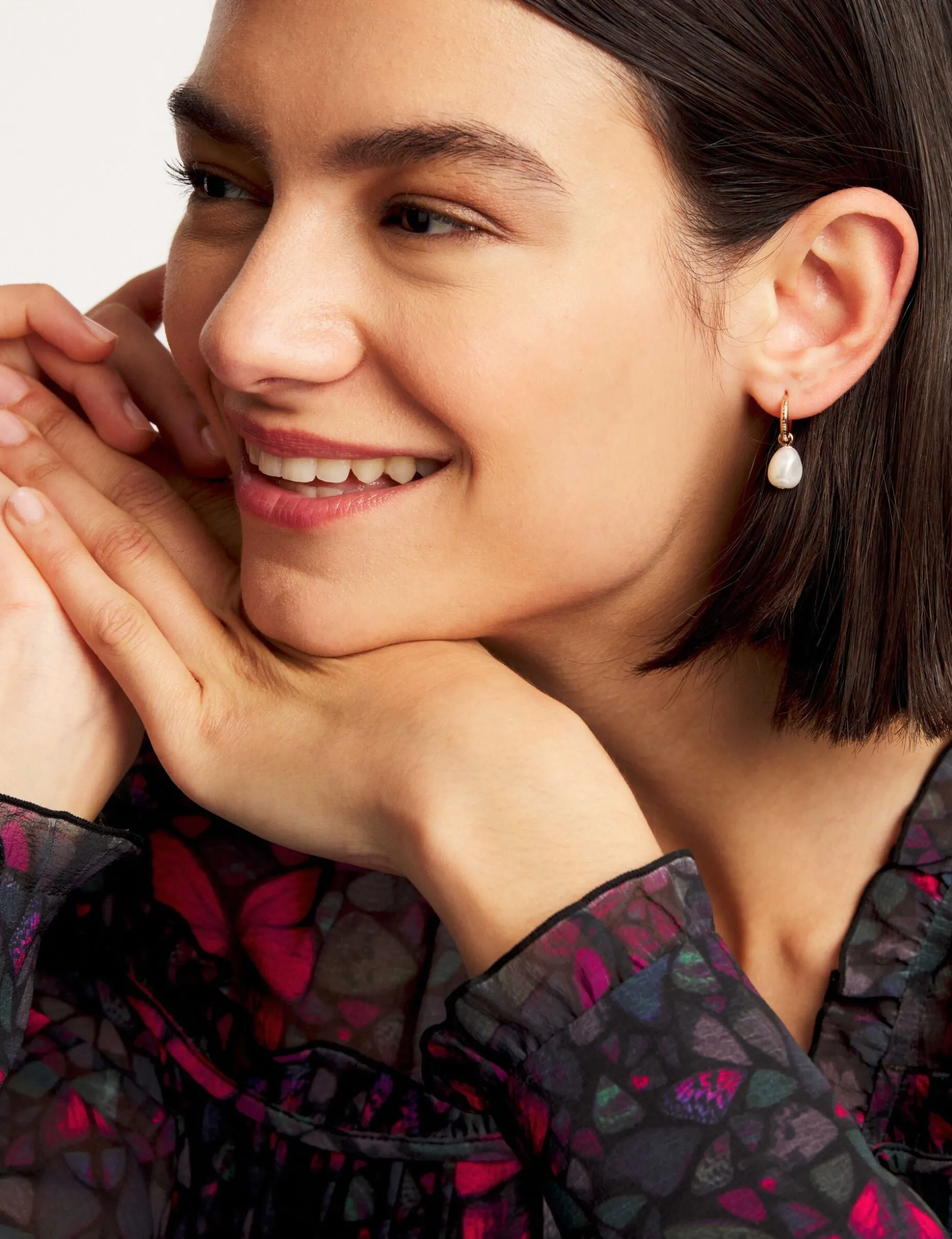 periaa_pearl_drop_pendant_1.webp Periaa Pearl Drop Pendant Huggie Earrings