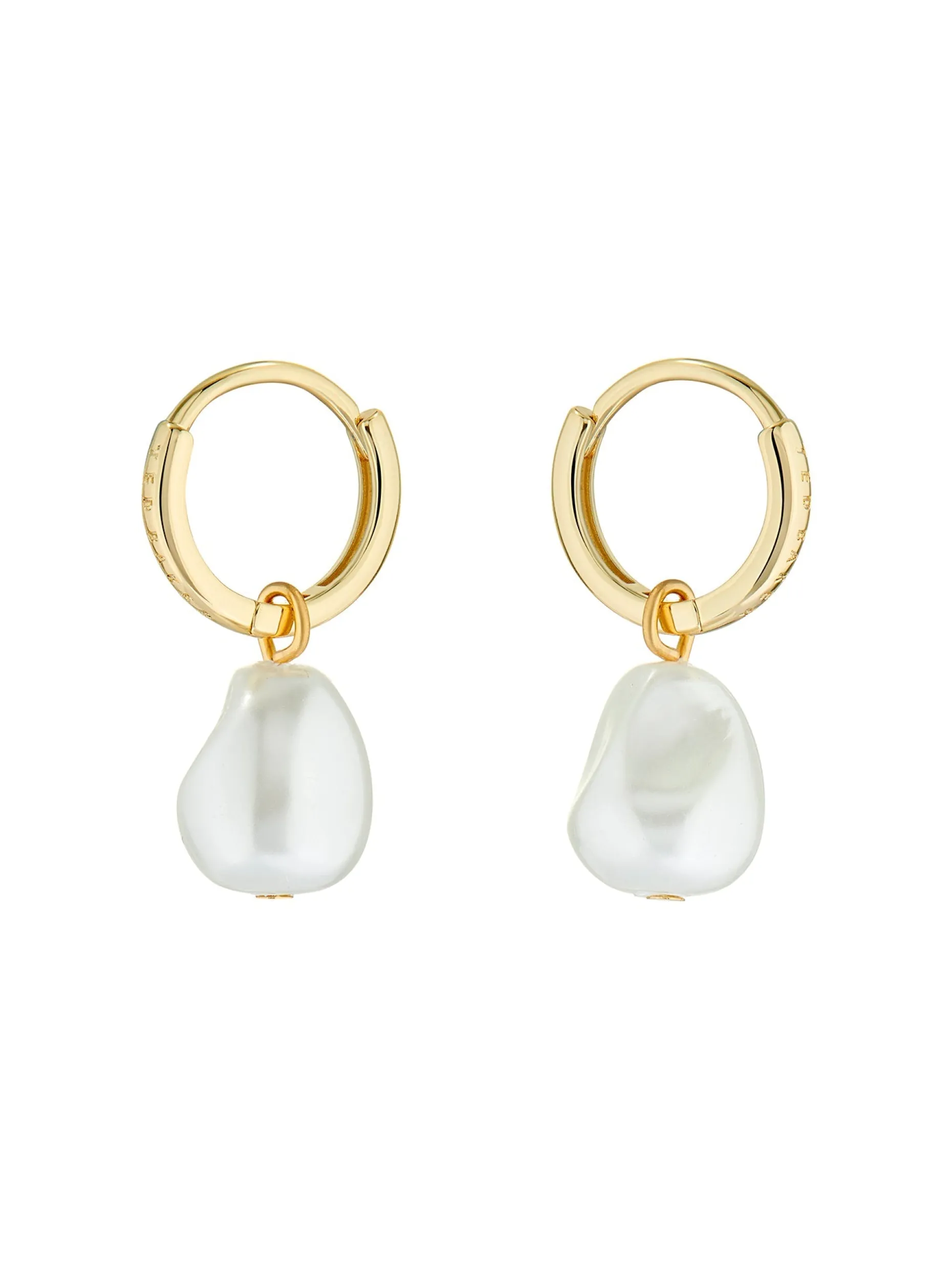 periaa_pearl_drop_pendant_2.webp Periaa Pearl Drop Pendant Huggie Earrings