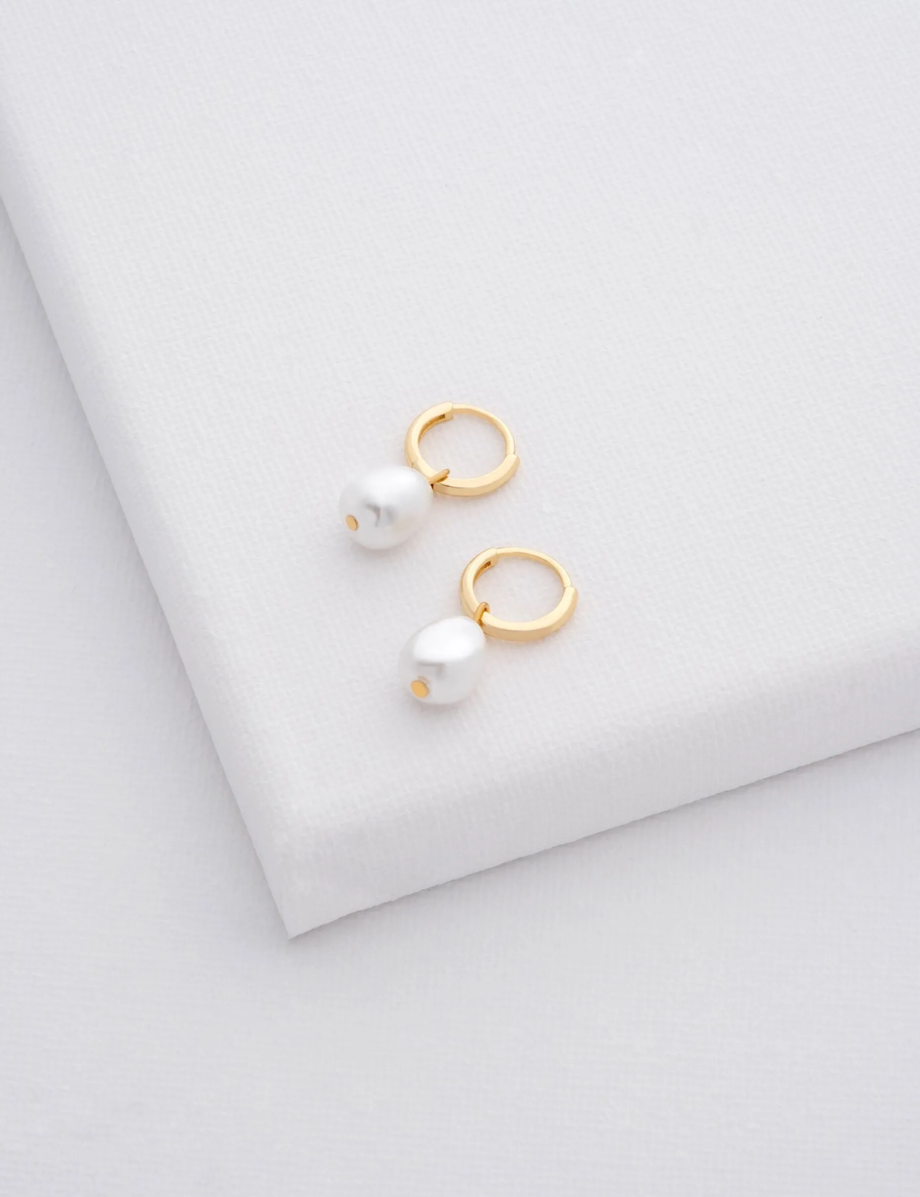 periaa_pearl_drop_pendant_3.webp Periaa Pearl Drop Pendant Huggie Earrings